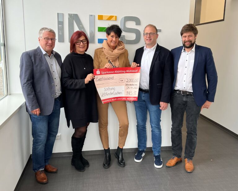 Übergabe Spendenscheck Stiftung Weltkinderlachen