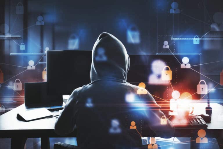 Hacker sitzt vor Computern