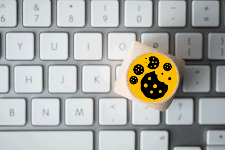 Hintergrund Tastatur, Holzwürfel mit gelbem Cookie Aufkleber