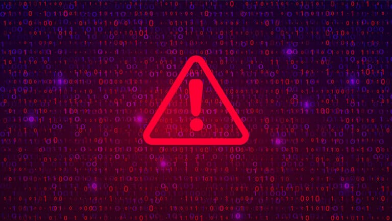 Großes Ausrufezeichen, im Hintergrund Code