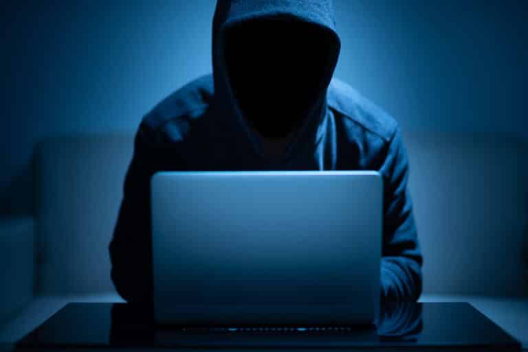 Ein Hacker sitzt vor einem Laptop