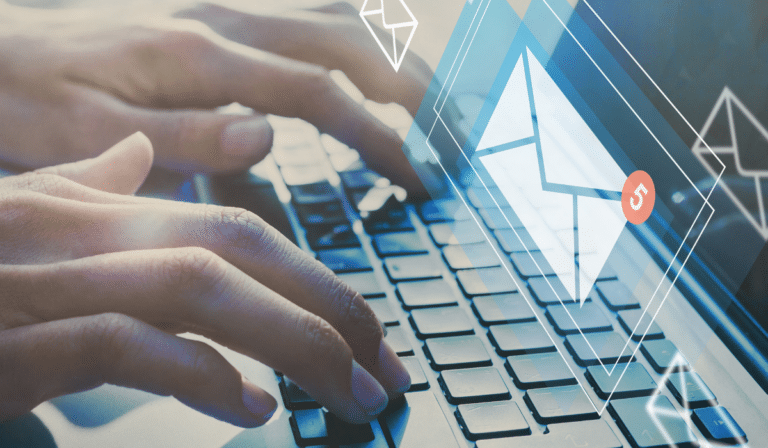 Hände die etwas in Laptop eintippen Betrugsversuch