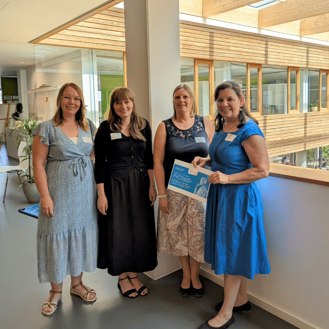 Vier Damen in Firmengebäude beim Cybersecurity Event