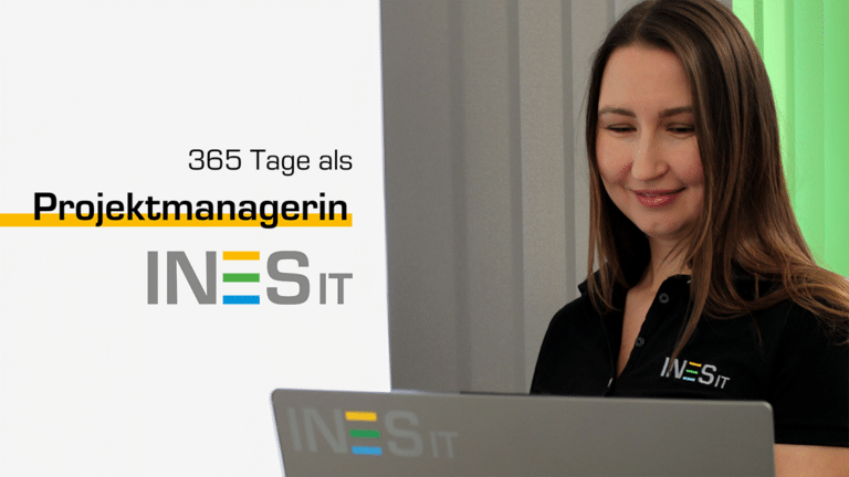 Lächelnde Mitarbeiterin von INES IT mit Laptop in der Hand