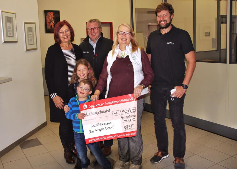 Familie Wiesenbauer überreicht Spende im Wert von 1500 Euro an die Selbsthilfegruppe "Von Wegen Down" aus Garching