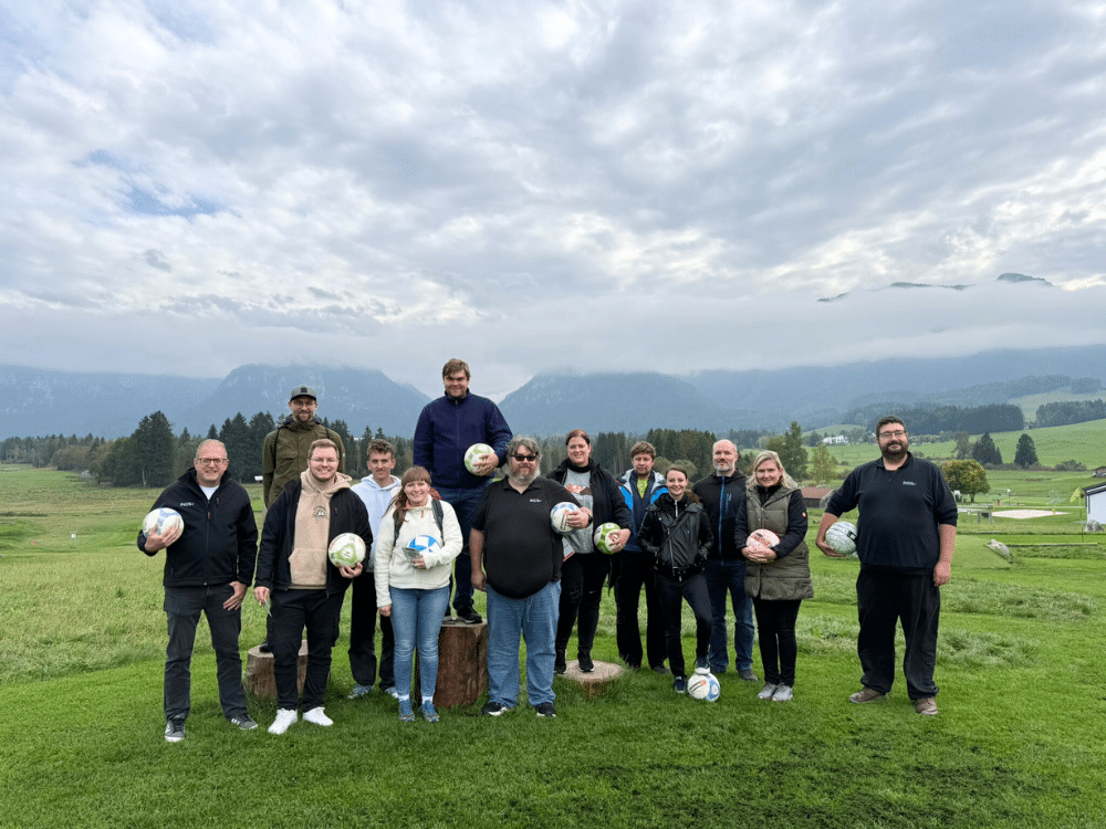 INES IT Team mit Fußbällen auf dem Fußballgolfgelände