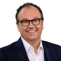 Heinz Krippel mit Brille und Anzug als Referent bei der Veranstaltung