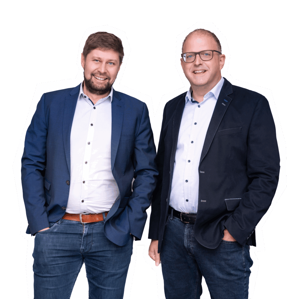 zwei Männer in Hemden lächeln in die Kamera