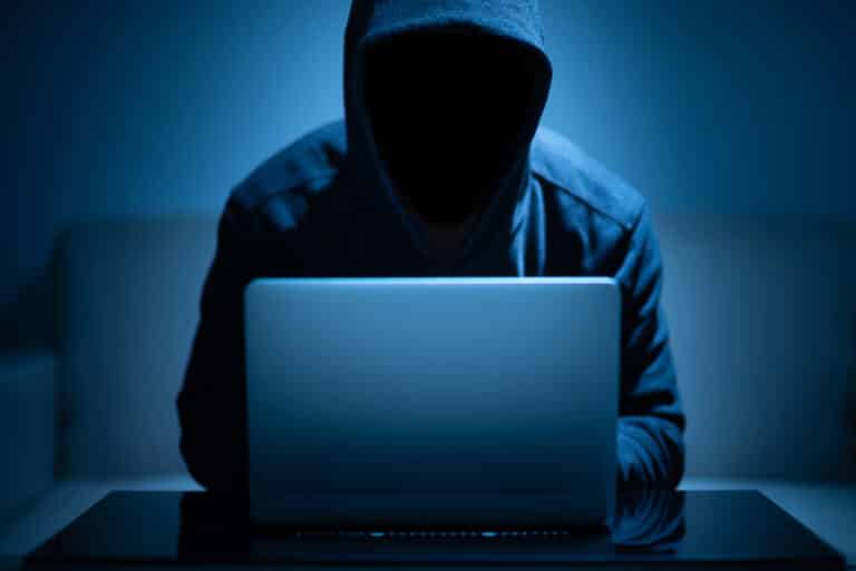 Hacker sitzt vor Laptop