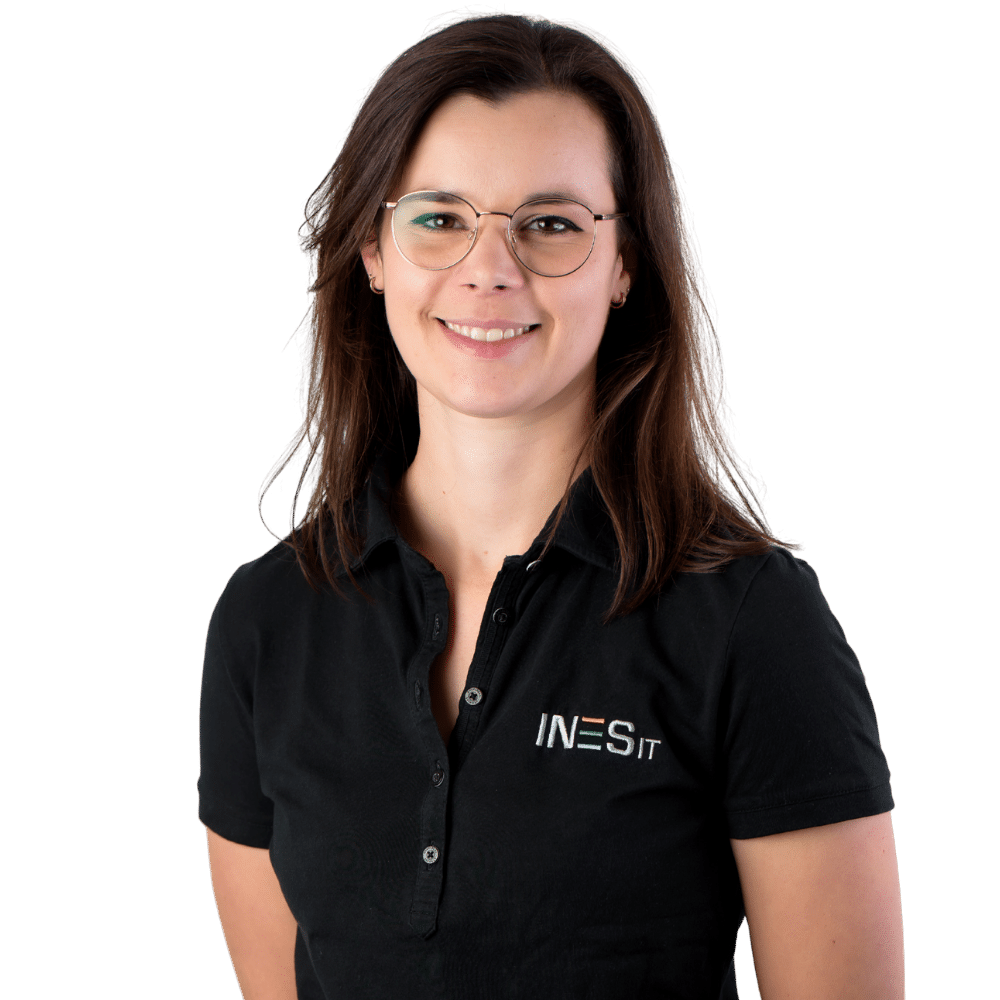 Frau mit schwarzem INES IT T-Shirt