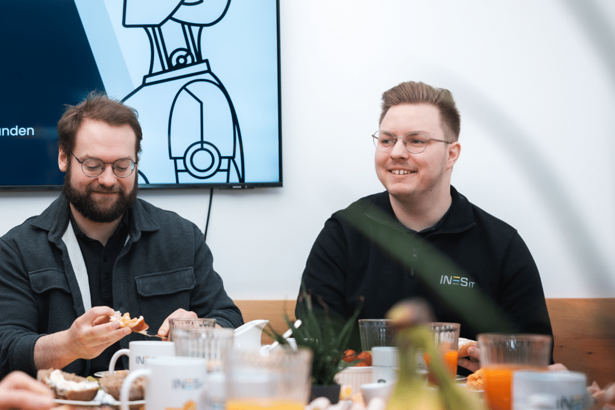 Team frühstückt gemeinsam