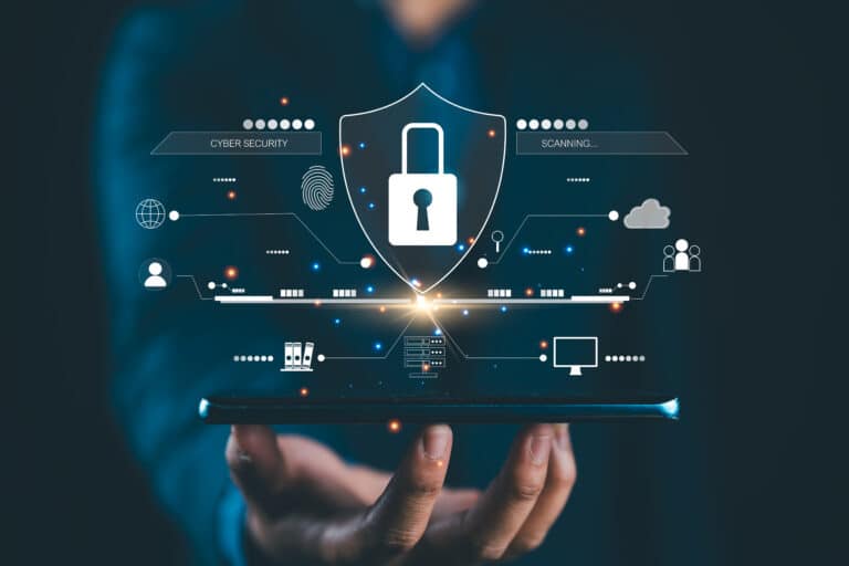 Geschäftsmann hält Tablet nach oben zeigend in der Hand, abstrakte Darstellung von Cybersicherheit