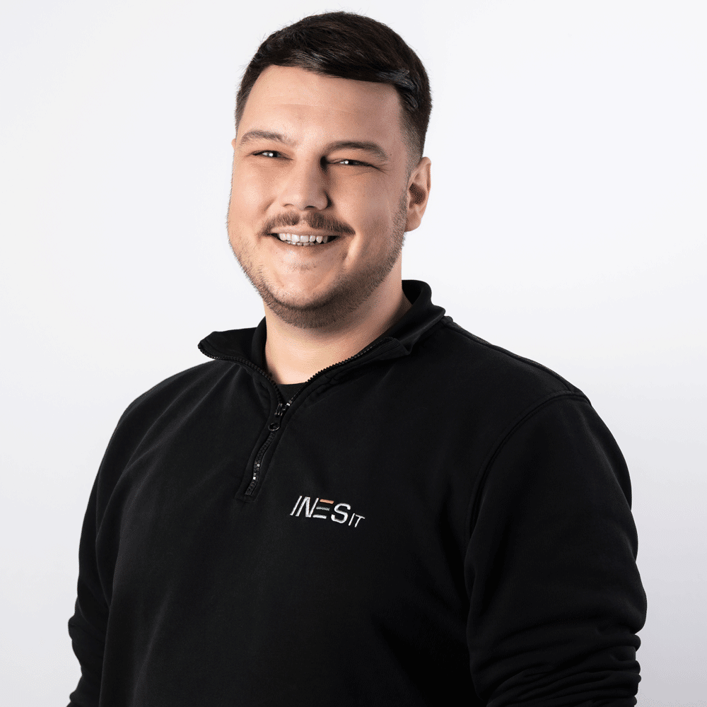 Portraitfoto eines Mitarbeiters in schwarzem Poloshirt