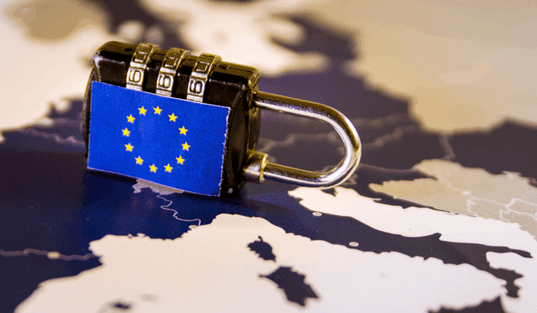 Zahlenschloss mit EU-Flagge auf Europakarte