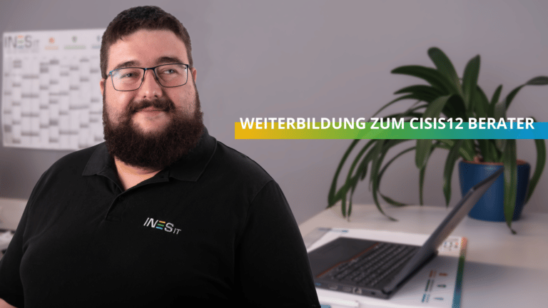Mann mit schwarzem T-Shirt, Hintergrund Büroraum, Weiterbildung CISIS12