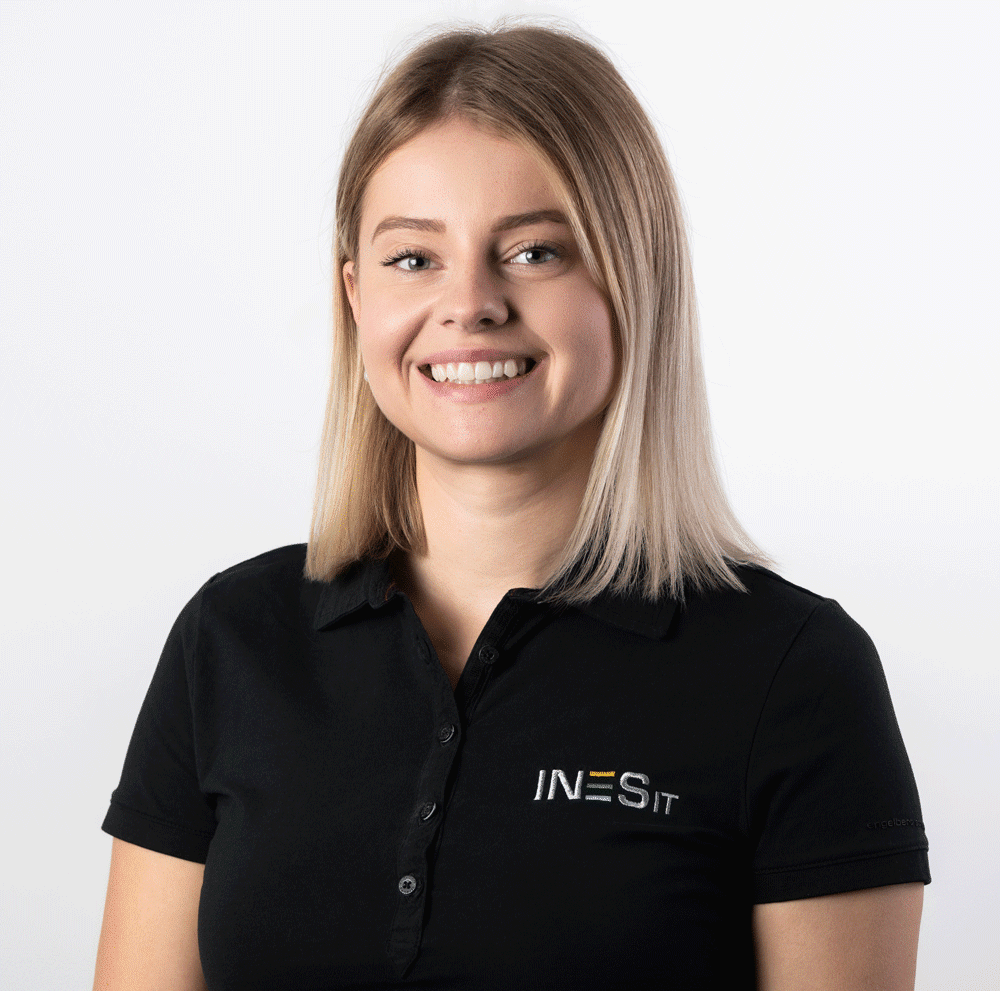 Portraitfoto einer Mitarbeiterin in schwarzem Poloshirt