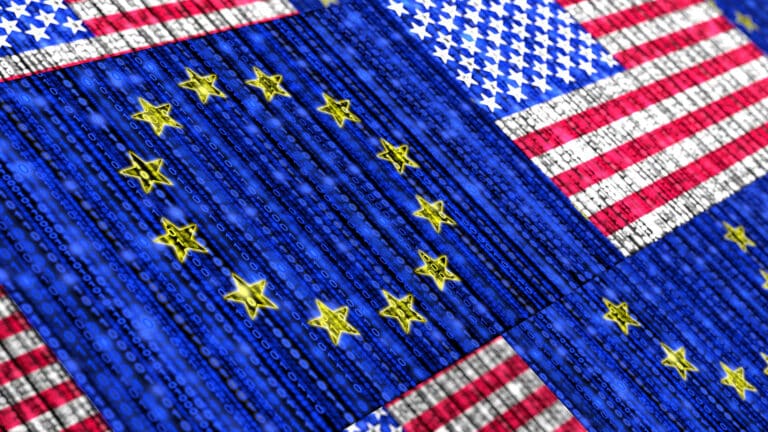Flaggen von Europa und Amerika mit Binärcode repräsentieren das Datenschutzabkommen