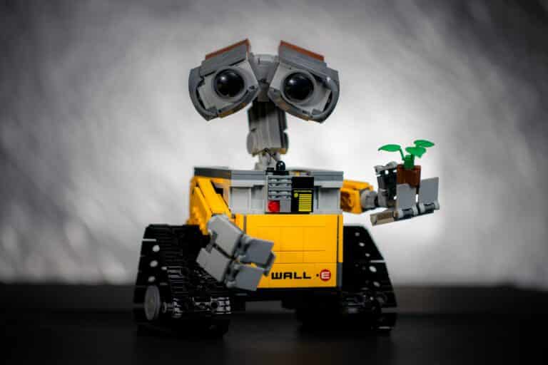 Roboter Wall E mit Pflanze in der Hand
