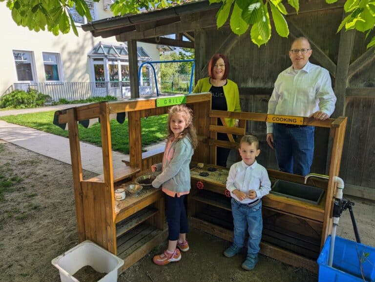 Spendenübergabe Kindergarten, Matschküche im Garten