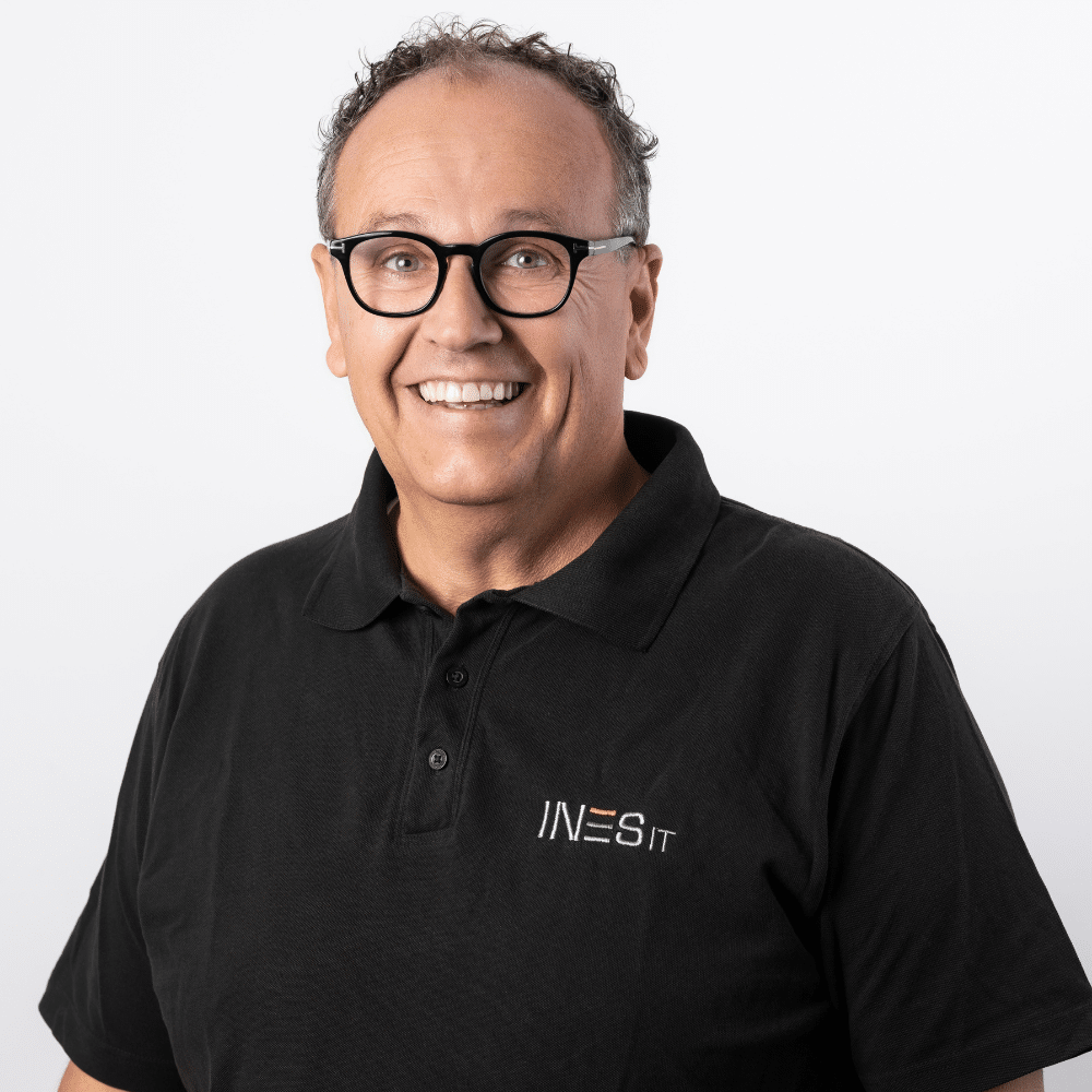 Portraitfoto eines Mitarbeiters in schwarzem Poloshirt