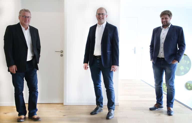 Vorstand steht im Bürogebäude