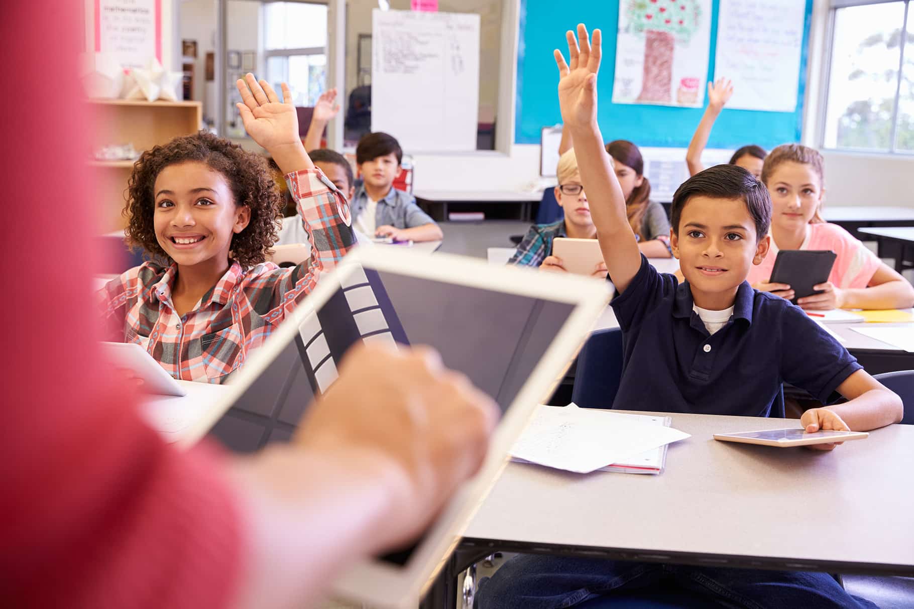 In der Schule nutzen Schüler und Lehrer Tablets mit WLAN gefördert durch DigitalPakt Schule, WLAN aufbauen, Schüler melden sich