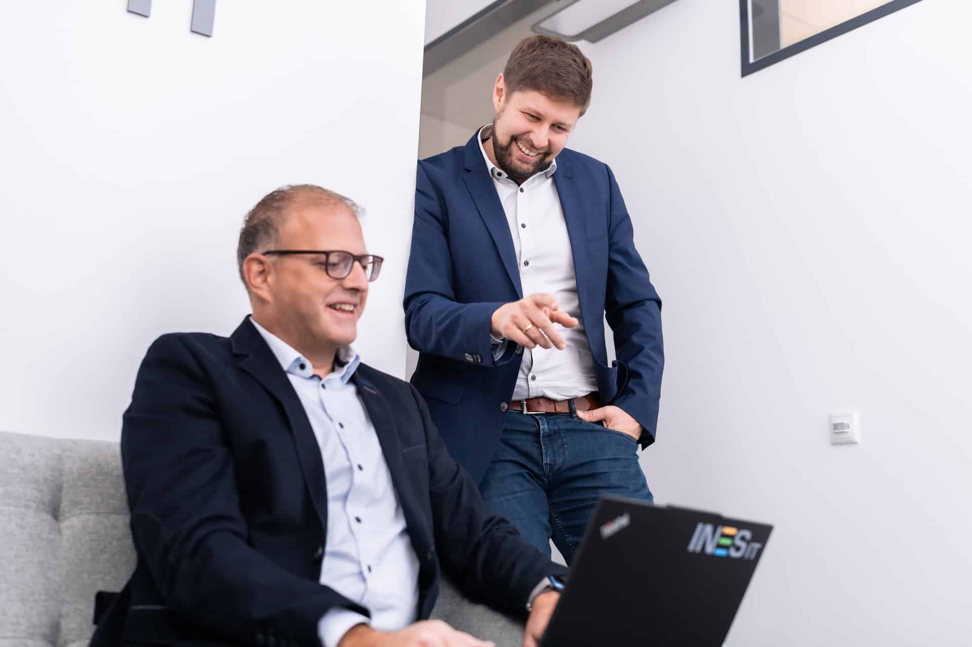 INES IT Berater im Gespräch mit einem Kunden