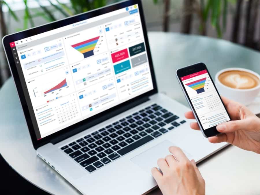 Laptop & Smartphone mit Dashboard von CRM ADITO