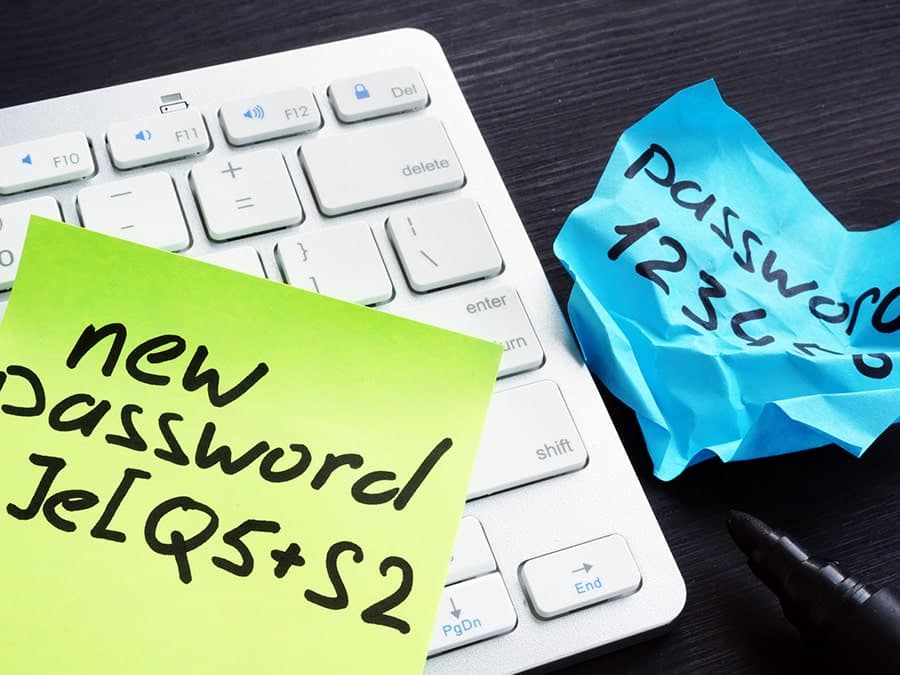 Haftnotiz mit einem sicheren Passwort liegt auf einer weißen Tastatur