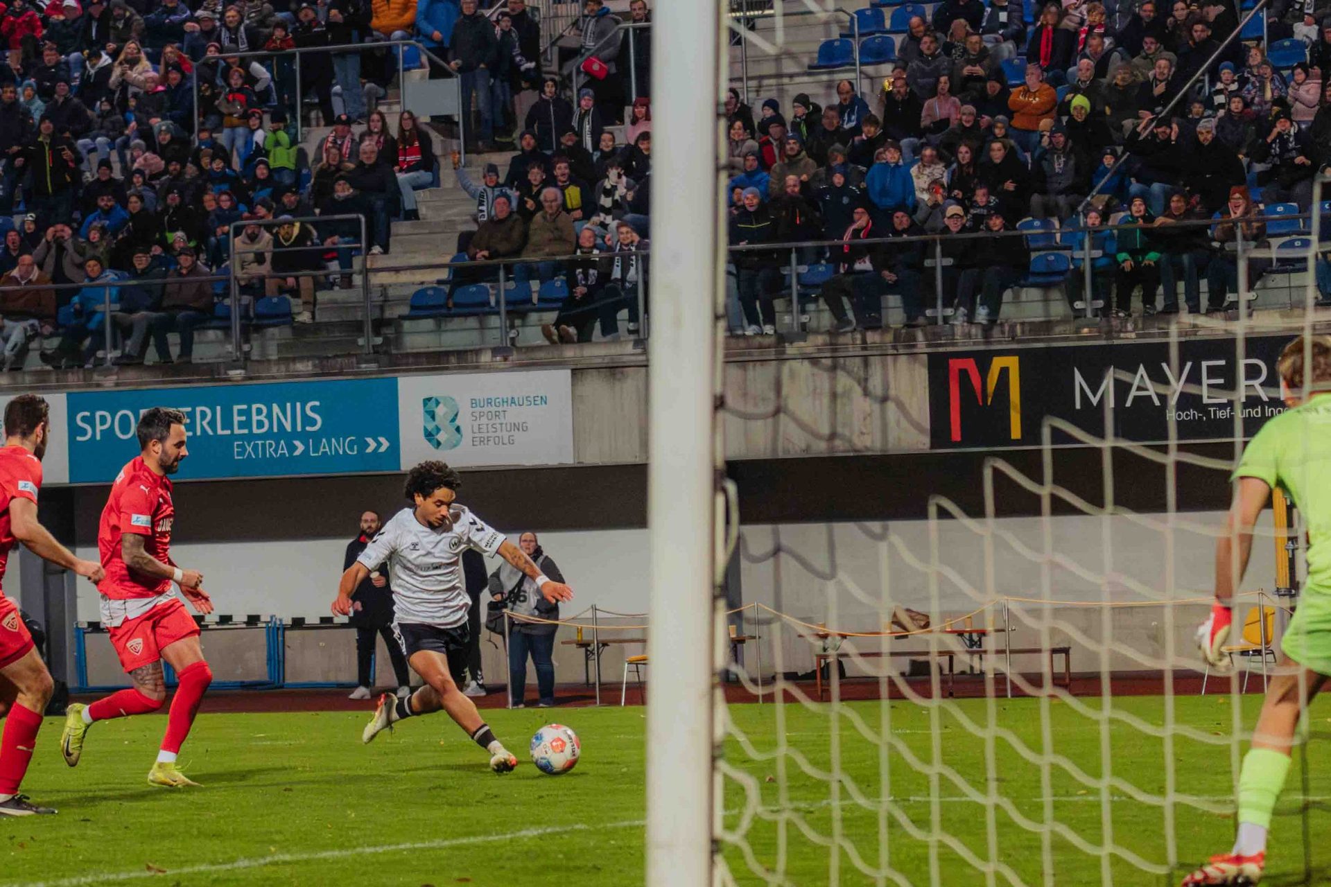 Tribüne im flatbuy-Stadion an der Liebigstraße in Burghausen